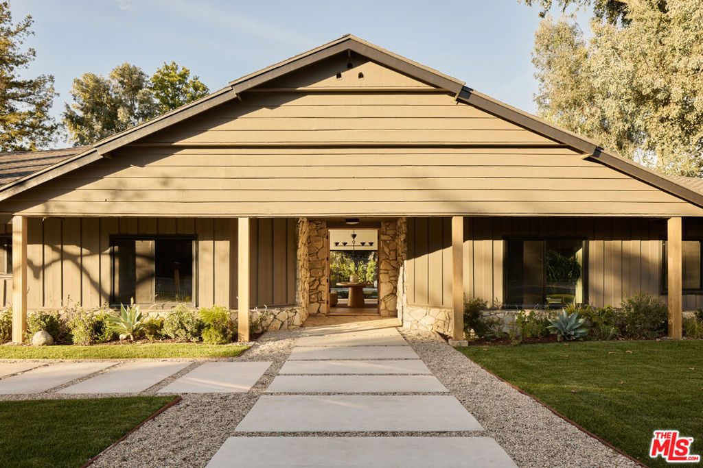 Photo of 17539 Magnolia Boulevard, Encino, CA 91316 (MLS # 25606523)