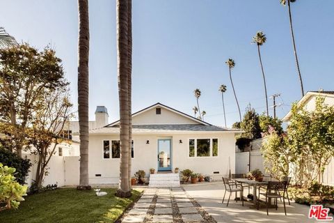 Photo of 825 Coeur D Alene Avenue, Venice, CA 90291 (MLS # 25611019) Photo of 825 Coeur D Alene Avenue, Venice, CA 90291 (MLS # 25611019)