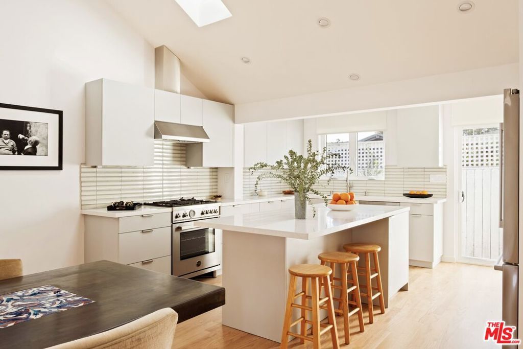 Photo of 825 Coeur D Alene Avenue, Venice, CA 90291 (MLS # 25611019)