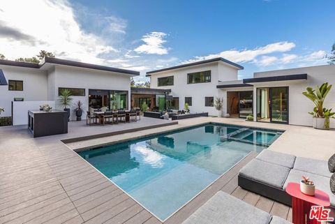 Photo of 9455 Eden Drive, Beverly Hills, CA 90210 (MLS # 26665851)