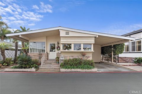 Photo of 114 Yorktown, Newport Beach, CA 92660 (MLS # OC25197751)