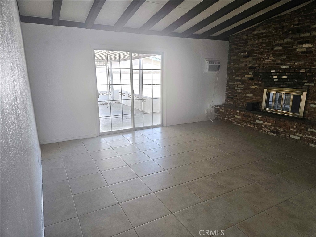 1543 Elizabeth Lake