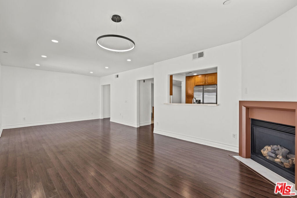 936 N Hudson Avenue 302