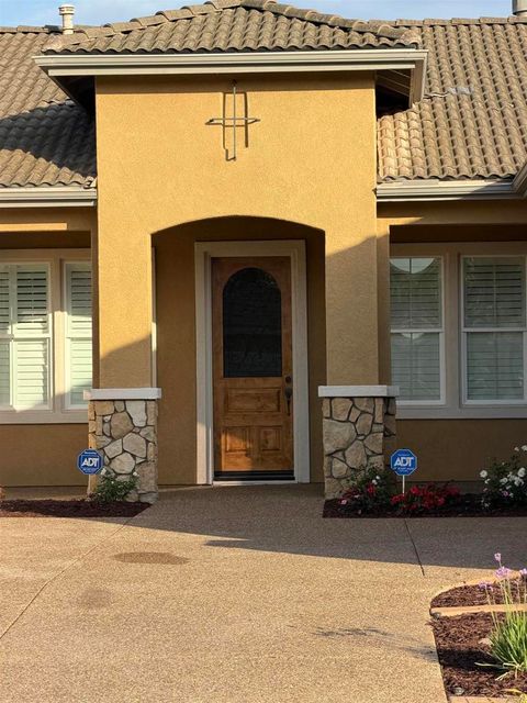 Photo of 363 Melbourne Glen Gln, Escondido, CA 92026 (MLS # NDP2606864)