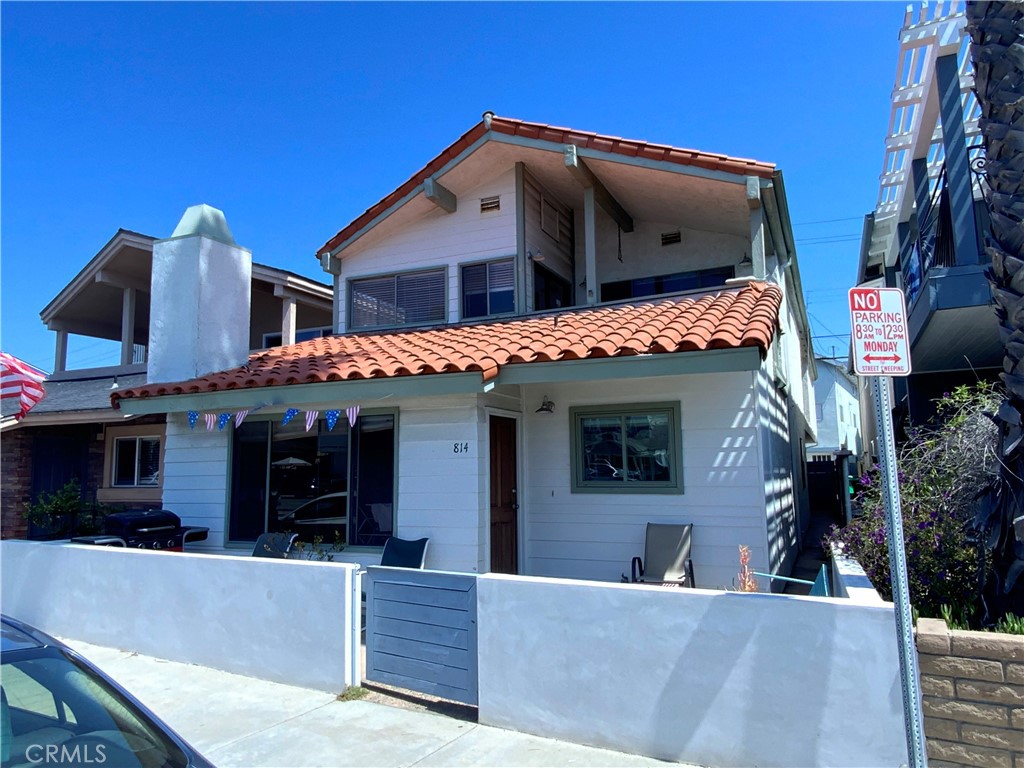 Spacious Remodeled 3-Bedroom, 2-Bath Upper Unit – Walk to the Beach!
Located in a two-unit building, this beautifully updated upstairs home features a modern kitchen and renovated bathrooms. Enjoy your own private covered patio with a built-in BBQ—perfect for outdoor dining and entertaining. Additional highlights include a cozy fireplace, built-in bookcases, and an in-unit laundry room. Wet bar and laminate flooring throughout. Parking includes a two-car tandem garage located at the rear of the complex. Water and trash are included in the rent. One-year lease. Just a short stroll to the beach!