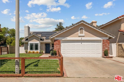 Photo of 22537 Cardiff Drive, Santa Clarita, CA 91350 (MLS # 26891207)