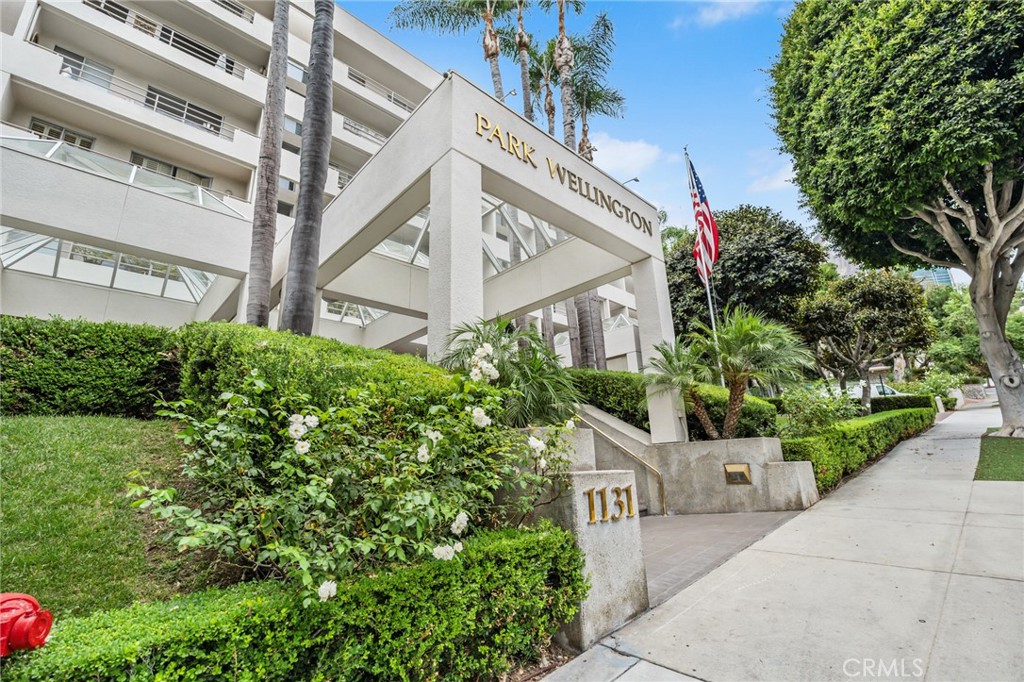 Stylish, Amenity-Rich Condo in Park Wellington — Prime West Hollywood Location
Located just moments from the vibrant restaurants and shops of Sunset Plaza and only five minutes from West Hollywood’s iconic Santa Monica Boulevard, this beautifully updated one-bedroom, one-and-a-half-bath condo offers refined, resort-style living in the prestigious gated community of Park Wellington. This bright and airy residence features open-concept interiors with porcelain tile flooring throughout and a private balcony showcasing coveted southern exposure and unobstructed views of the surrounding neighborhood and the downtown Los Angeles skyline. The modern kitchen is appointed with sleek slab countertops, an eat-in breakfast bar, stainless steel appliances—including a refrigerator, stove, and microwave—and ample cabinetry. The baths are elegantly finished with granite countertops, and the spacious primary ensuite includes a walk-in shower. Park Wellington offers an array of premium amenities, including a heated saltwater pool with sundeck, two spas, a tennis court, a fully equipped fitness center, a dog park, and 24-hour security. Additional conveniences include concierge services, visitor parking, a dedicated ChargePoint EV charging station, and even room service from the neighboring Sunset Marquis Hotel. The unit also includes a designated parking space and ample guest parking. Perfectly situated in the heart of West Hollywood, this residence is just 10 minutes from Beverly Hills and Runyon Canyon, and less than 20 minutes from The Grove, the Los Angeles County Museum of Art (LACMA), and the Hollywood Bowl. Experience the best of L.A. living in one of the city’s most desirable communities.