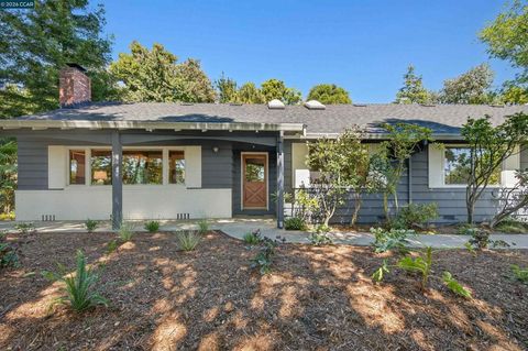 Photo of 15 Crown Ct Ct, Orinda, CA 94563 (MLS # 41128790)