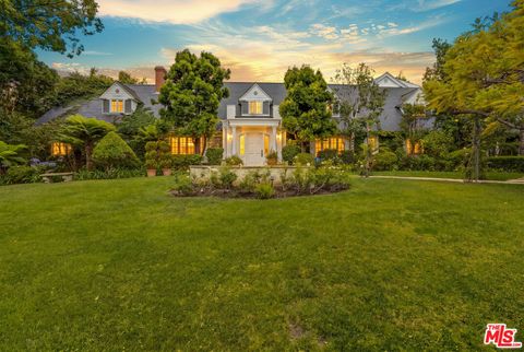 Photo of 821 N Whittier Drive, Beverly Hills, CA 90210 (MLS # 26833791)