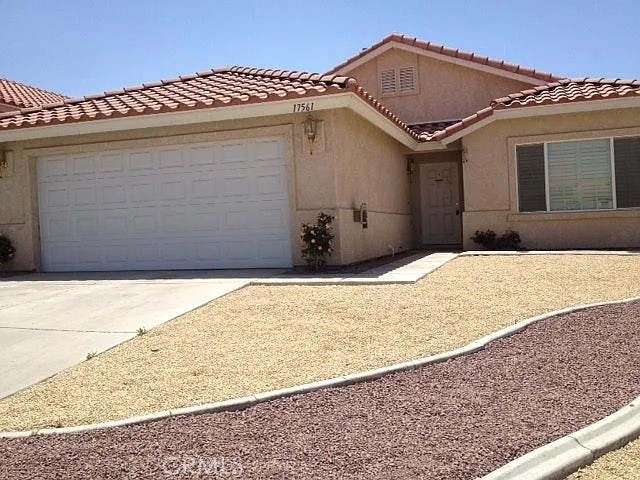 Lovely home in a great location. Open floor plan with plenty of natural light. This house has just been renovated tastefully with new flooring throughout. The kitchen has a large pantry, an island and a new quartz countertop, new sink and new stylish fauset. The bathroom has a new vanity and new facets. This cozy home is located on a nice and well maintained street, close to the lake, the golf course, shopping centers and freeways.