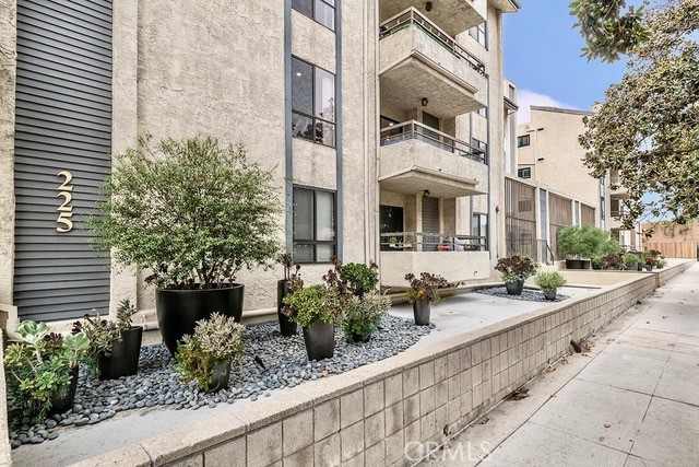 Welcome to 225 N Rose St, a charming 1-bedroom, 2-bathroom condo nestled in the heart of beautiful Burbank. Located in an outstanding, well-maintained complex, this inviting unit offers wide open living spaces, natural light throughout, and a layout full of potential. Whether you're looking for a cozy place to call home or the perfect canvas to add your personal touch, this condo delivers comfort, convenience, and endless possibilities. Don’t miss your chance to own in one of Burbank’s most desirable neighborhoods!