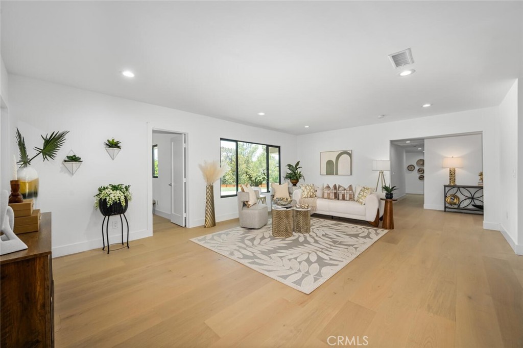 3209 Lakeknoll Drive
