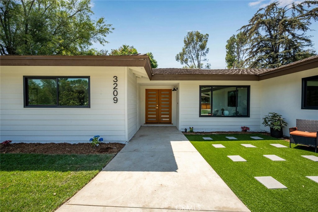 3209 Lakeknoll Drive