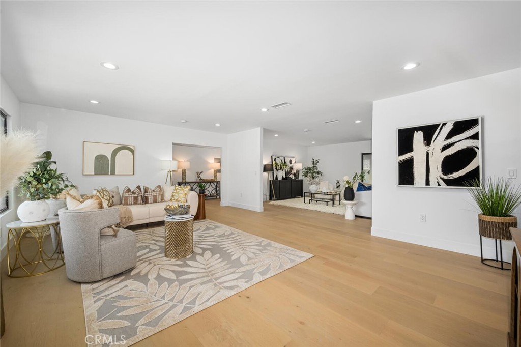 3209 Lakeknoll Drive