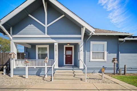 Photo of 805 Iverson Street, Salinas, CA 93901 (MLS # ML82039044)