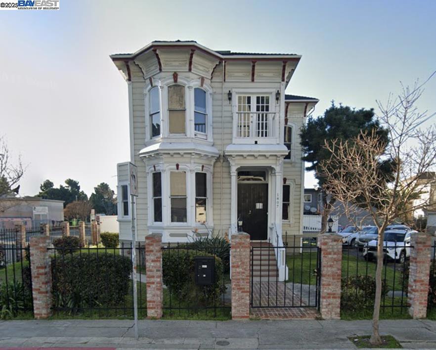 Victorian (zoned commercial) in Oakland's Uptown neighborhood. Built in the late 1800's, the property features high ceilings with numerous architectural features.