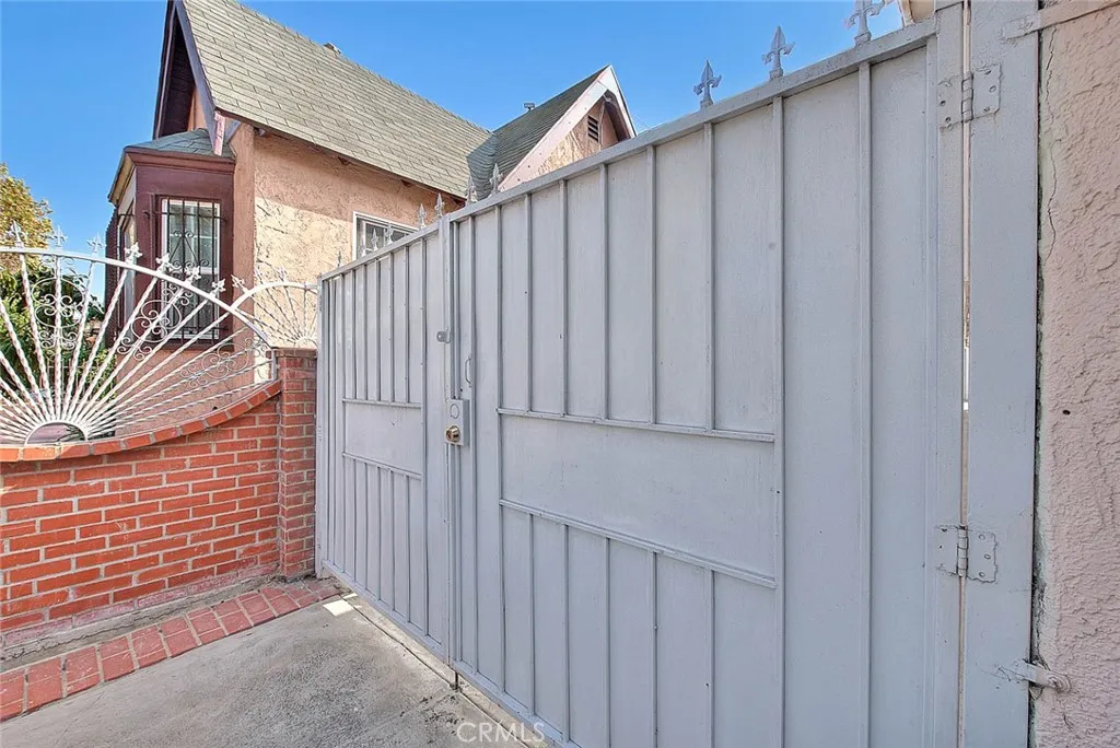 Los Angeles, California 90044, United States, 3 Bedrooms Bedrooms, ,2 BathroomsBathrooms,Residential,Active,237129