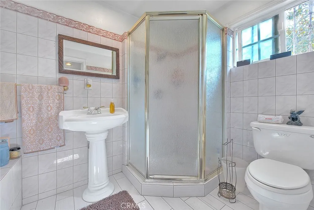 Los Angeles, California 90044, United States, 3 Bedrooms Bedrooms, ,2 BathroomsBathrooms,Residential,Active,237129