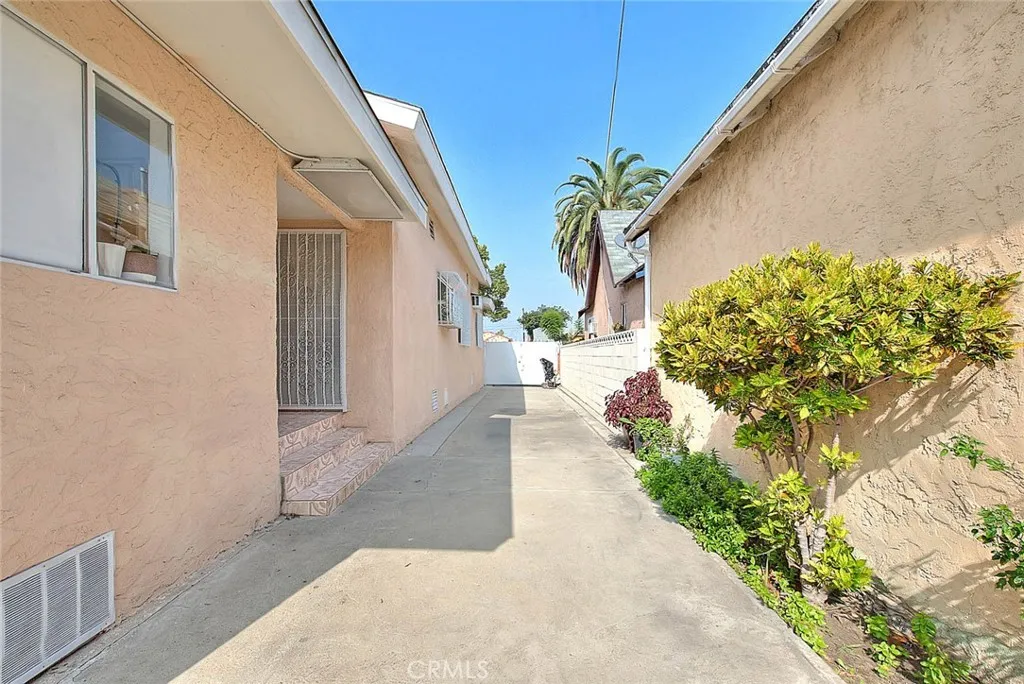 Los Angeles, California 90044, United States, 3 Bedrooms Bedrooms, ,2 BathroomsBathrooms,Residential,Active,237129