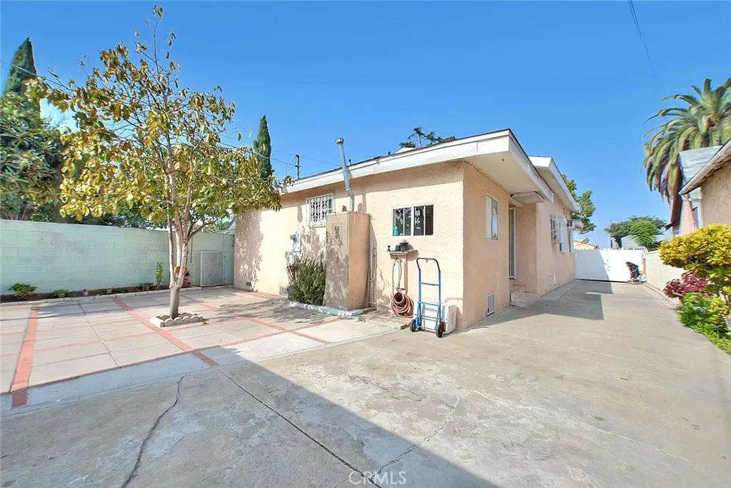 Los Angeles, California 90044, United States, 3 Bedrooms Bedrooms, ,2 BathroomsBathrooms,Residential,Active,237129