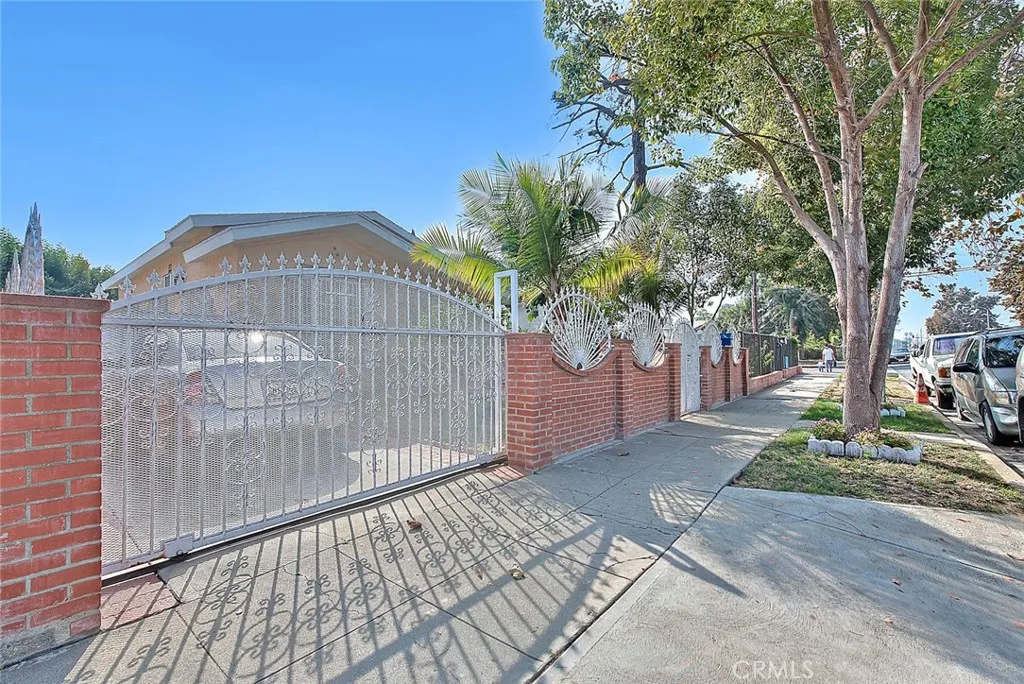 Los Angeles, California 90044, United States, 3 Bedrooms Bedrooms, ,2 BathroomsBathrooms,Residential,Active,237129