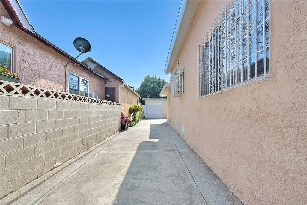 Los Angeles, California 90044, United States, 3 Bedrooms Bedrooms, ,2 BathroomsBathrooms,Residential,Active,237129