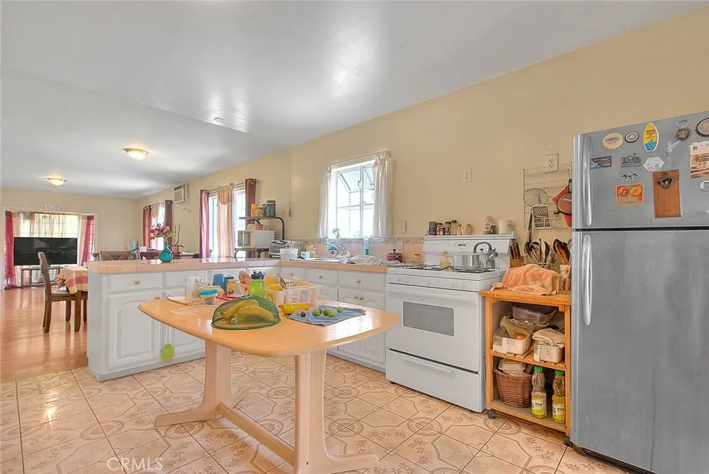 Los Angeles, California 90044, United States, 3 Bedrooms Bedrooms, ,2 BathroomsBathrooms,Residential,Active,237129