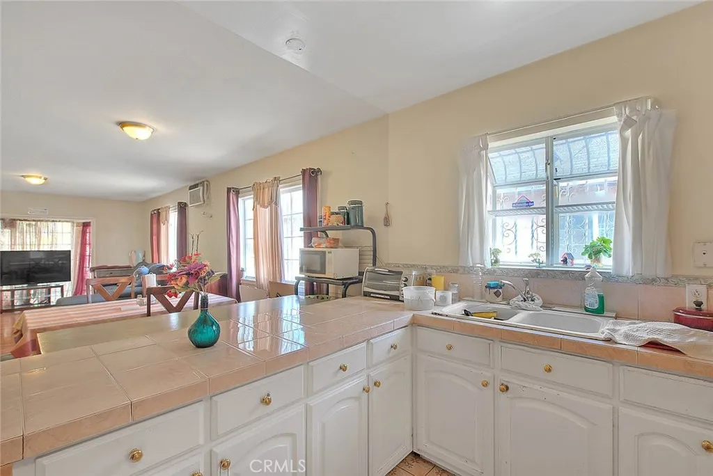 Los Angeles, California 90044, United States, 3 Bedrooms Bedrooms, ,2 BathroomsBathrooms,Residential,Active,237129