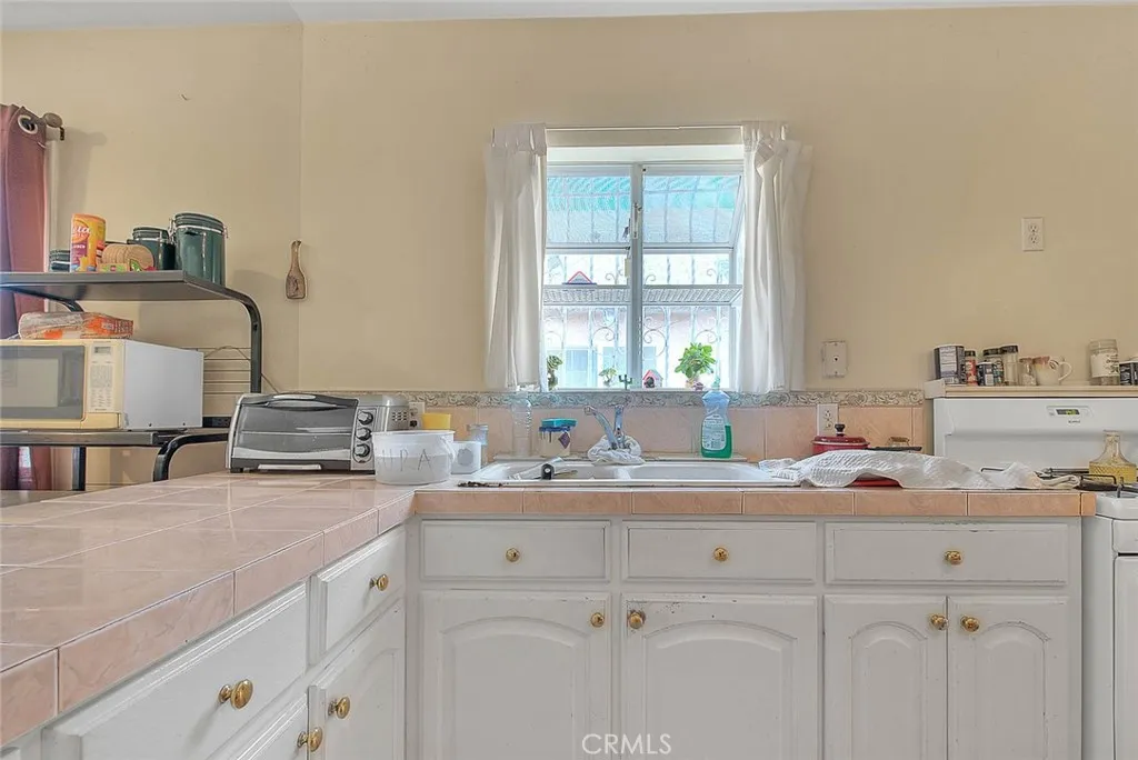 Los Angeles, California 90044, United States, 3 Bedrooms Bedrooms, ,2 BathroomsBathrooms,Residential,Active,237129