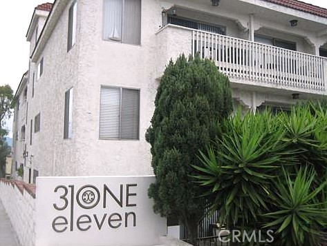 Modern apartment located in a prime area of Santa Monica, just blocks from the ocean. Spacious 2 bedroom, 2 bathroom unit features new paint, large walkout private patio , hardwood throughout, designer bath and kitchen finishes, as well as 1 parking spot subterranean. The building has a small gym and roof top mezzanine. Located in prized Santa Monica Malibu School District. Priced unfurnished, can come furnished & short term. Pics are of similar model unit. Ask agent for more details & available units!
