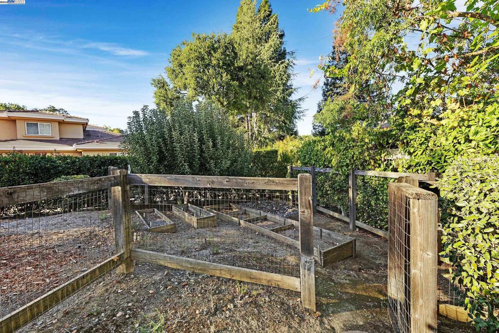 OAK TREE FARMS - Residential