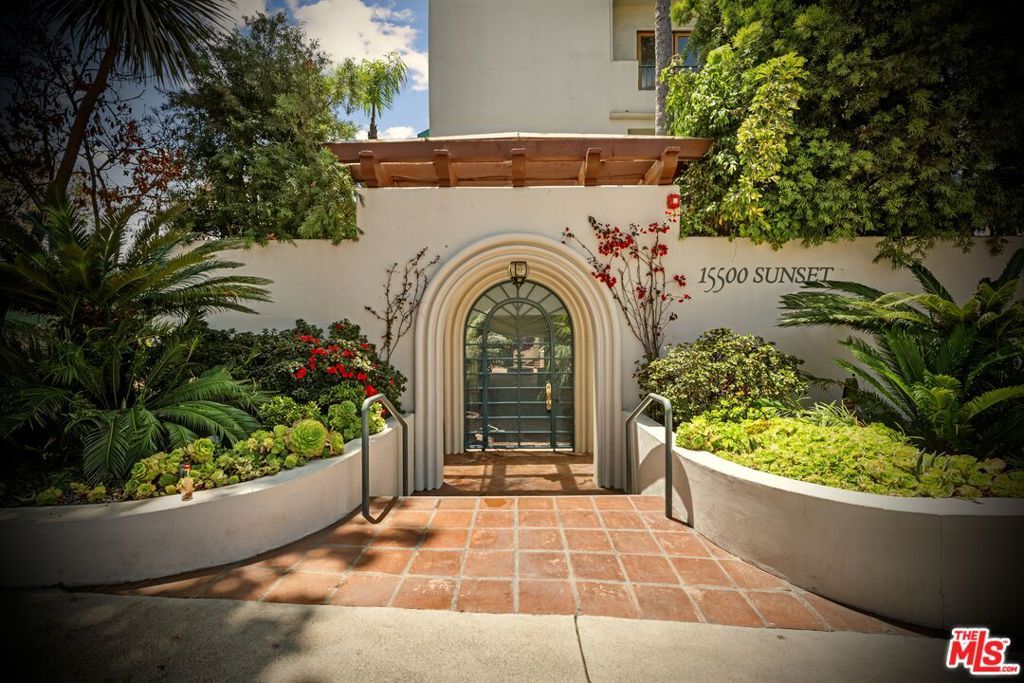 Photo of 15500 W Sunset Boulevard #301, Pacific Palisades, CA 90272 (MLS # 25534113)