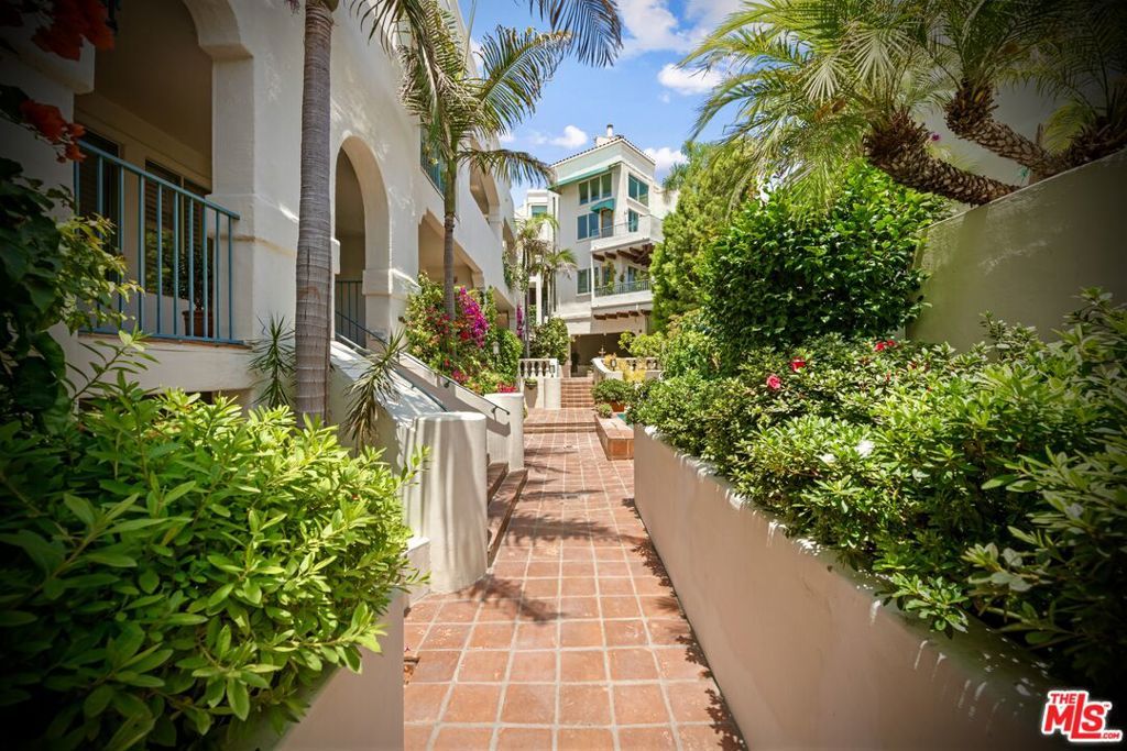 Photo of 15500 W Sunset Boulevard #301, Pacific Palisades, CA 90272 (MLS # 25534113)