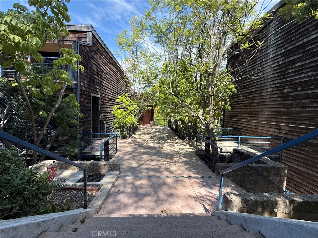 Photo of 3884 Fredonia Drive #F, Los Angeles, CA 90068 (MLS # AR25261085)