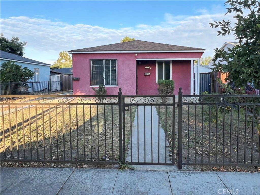 Photo of 3030 Caspian Avenue, Long Beach, CA 90810 (MLS # CV25245174)