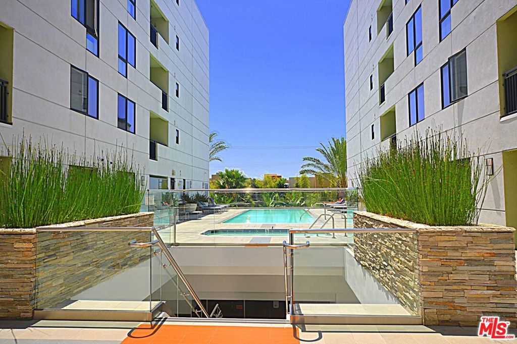 Contemporary urban dwellings in 1 bed floodplains w/ illuminating views of the city. Thoughtfully designed w/ expansive windows & light filled open floor-plans. Rich, dark hardwood floor, SS appliances, frosted glass barn doors, Mecho shades. Designer fixtures & color palettes. Refreshing pool & spa, gym w/ sauna & yoga studio. Impressive lobby w/ 24 hour attendant & vibrant retail on the ground floor. Two gated parking spaces for every unit.please check for showing instructions. unit is vacant. ready to move in !! 1be 2 bath 2 parkings. pool view.