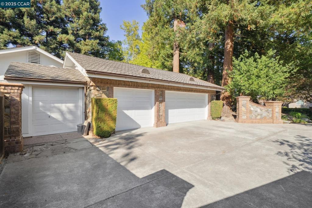 HIDDEN OAKS - Residential