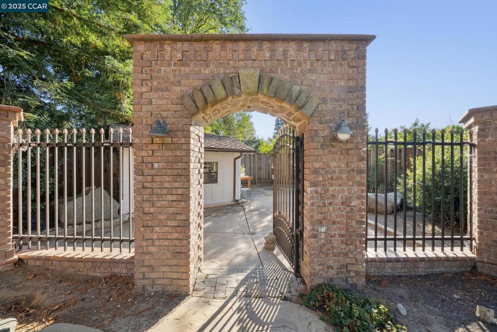 HIDDEN OAKS - Residential