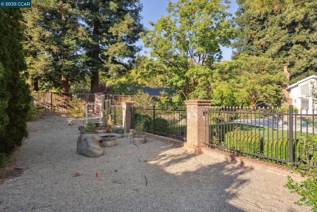 HIDDEN OAKS - Residential
