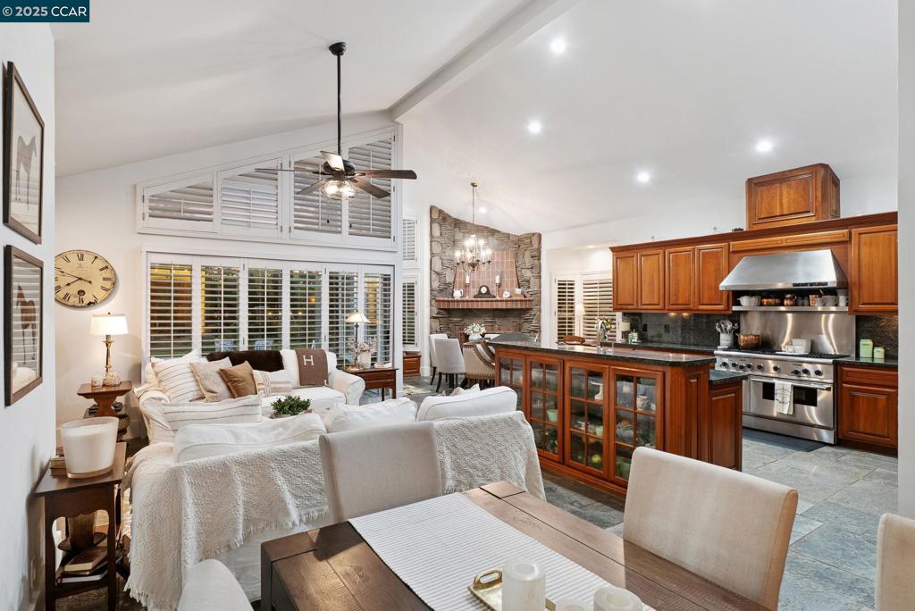 HIDDEN OAKS - Residential
