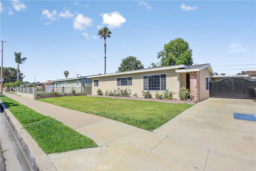 Photo of 209 N Donneybrooke ST, Orange, CA 92868 (MLS # OC26128092)