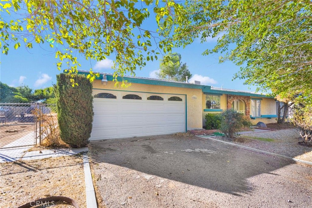 Photo of 12566 Iroquois Road, Apple Valley, CA 92308 (MLS # HD25242008)