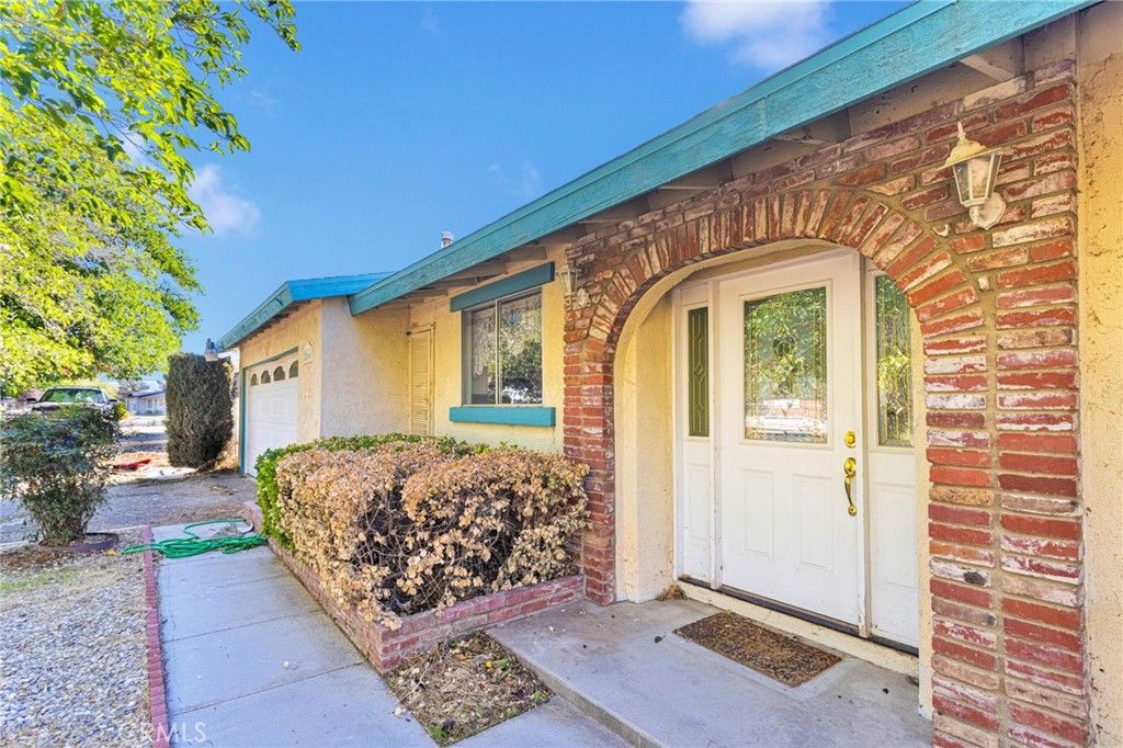 Photo of 12566 Iroquois Road, Apple Valley, CA 92308 (MLS # HD25242008)