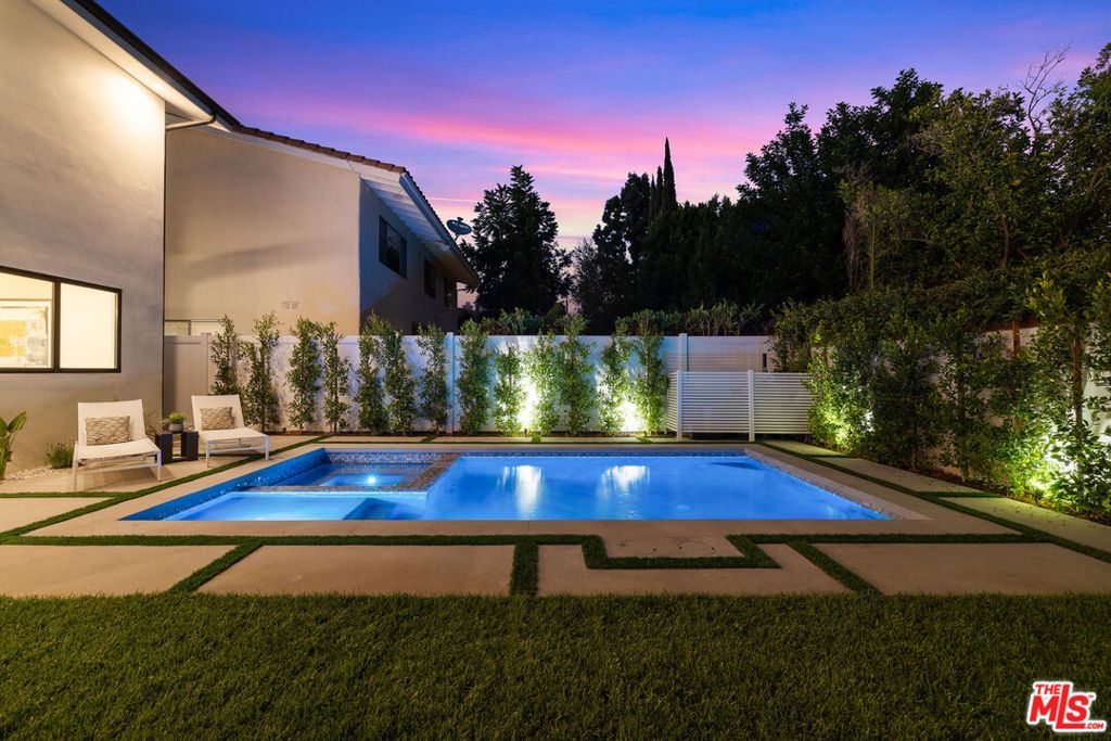 Photo of 5032 Bluebell Avenue, Valley Village, CA 91607 (MLS # 25612915)