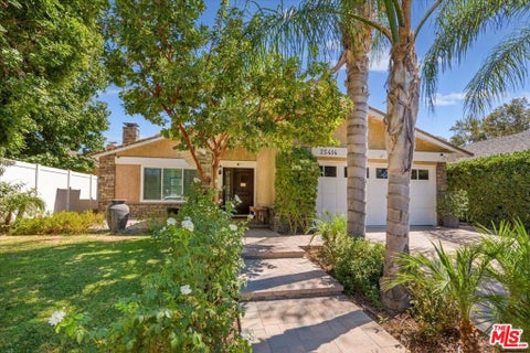 Photo of 25414 Via Dabna, Santa Clarita, CA 91355 (MLS # 26876547)