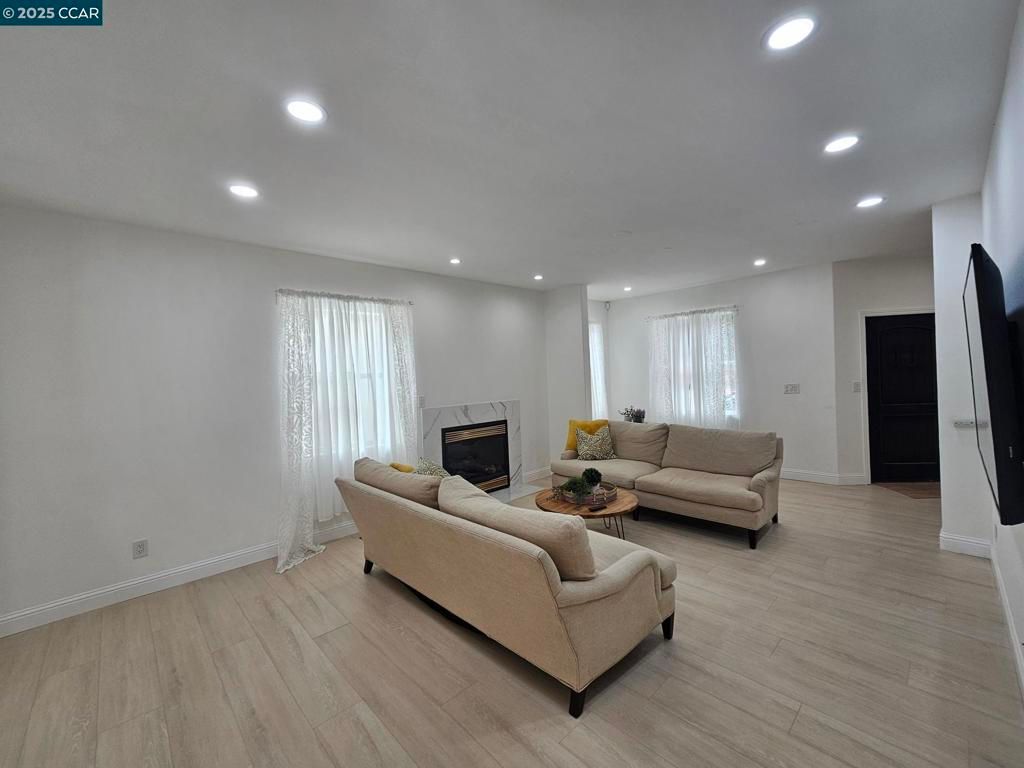 listing image 130726756002346753765