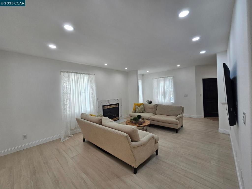 listing image 130729529440077261986