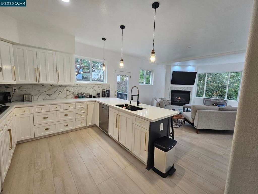 listing image 130728525349174970842