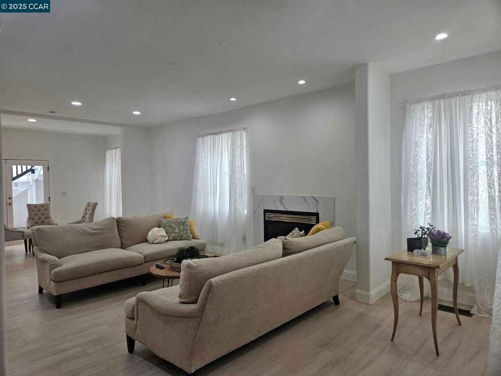 listing image 130729041461903652315