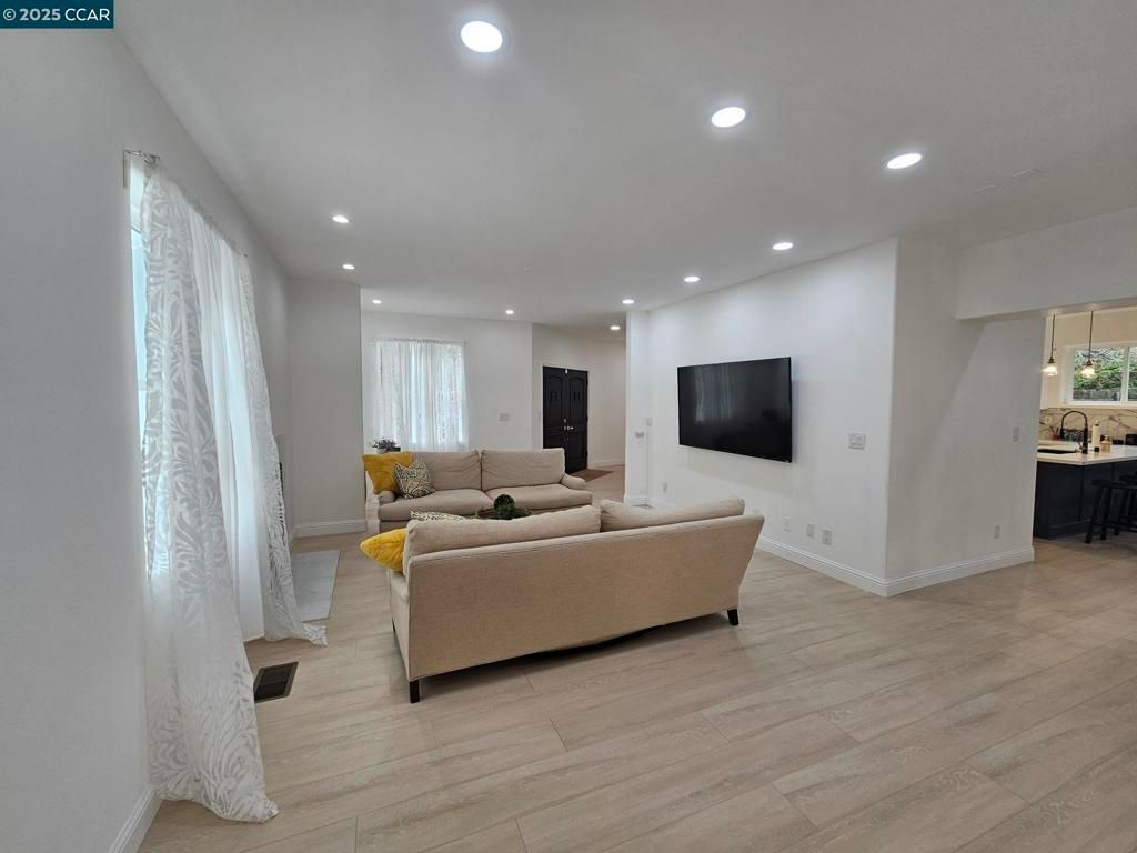 listing image 130723746068515830944